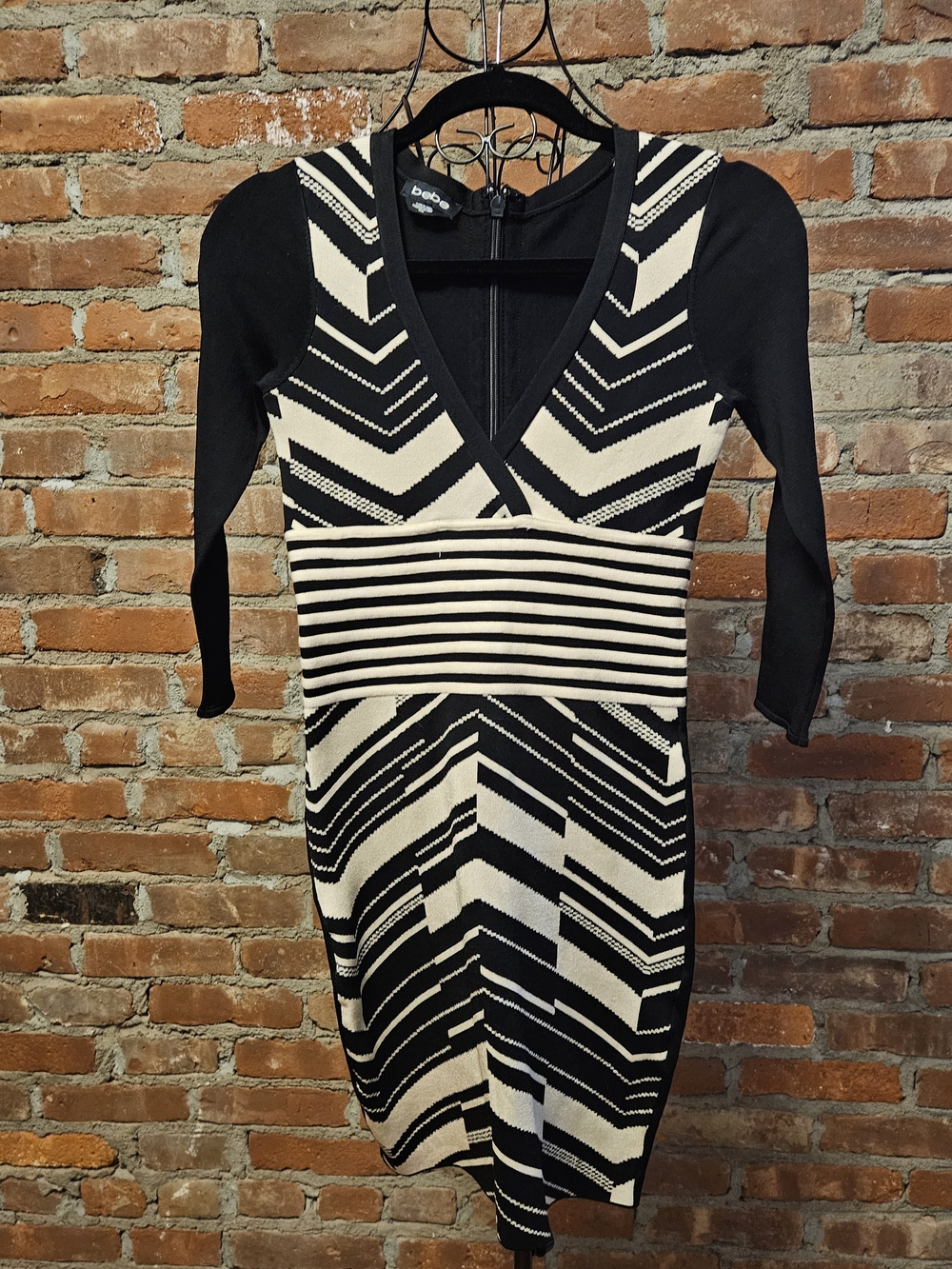 BEBE BLACK & WHITE GEOMETRIC STRETCHY FIT DRESS